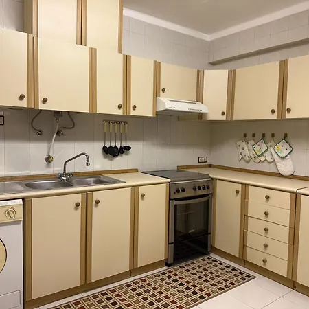 3 Bedroom 15 Min Walk To Sanctuary Apartment *